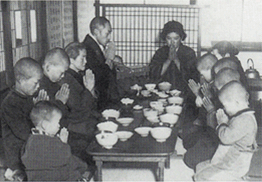 写真:昭和23年頃の食事風景